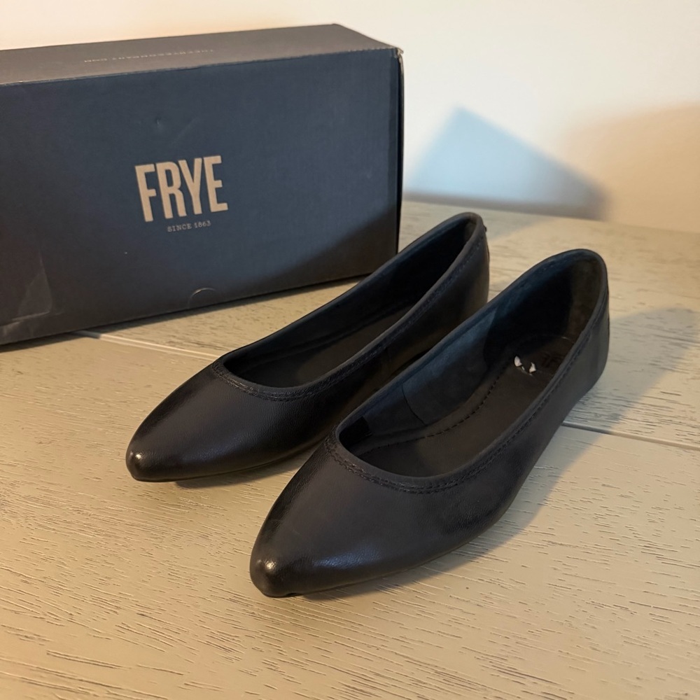 $148 NIB Frye 6.5 Black Regina Italian Leather Flats Round Toe Padded Insoles